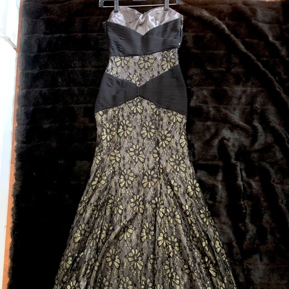 Black and gold gown - Picture 2 of 4